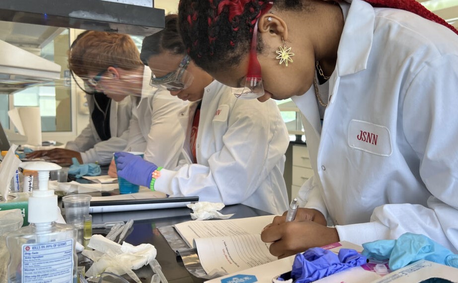 Photo of STEPS Explorers in lab